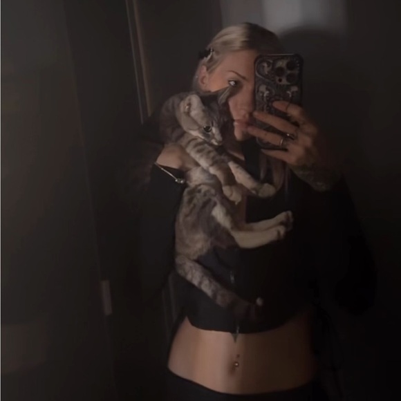 Meet your Posher, Vee ; Maker of Veil 💎 - Picture 10 of 13